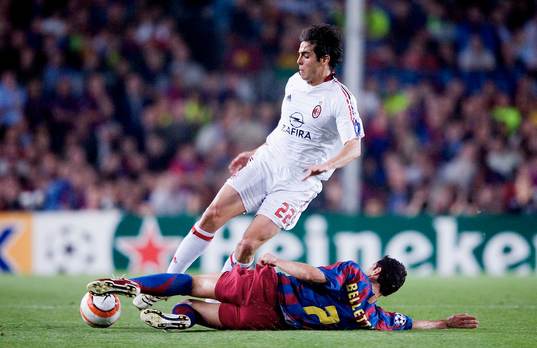 Kaká, Milan stoppas av Juliano Belletti, Barcelona