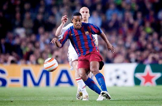 Ronaldinho, Barcelona tar emot bollen