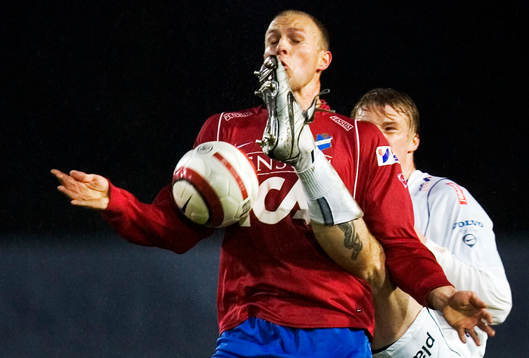 Freddy Borg får lukta på Jukka Sauso tåbira