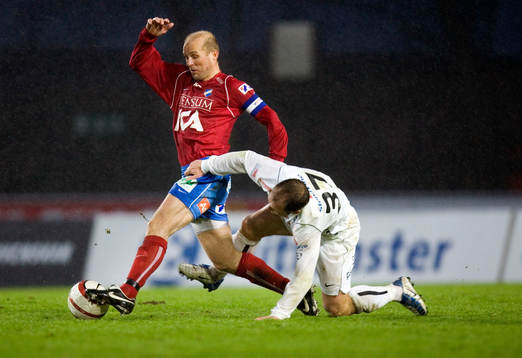 Magnus Källander försöker stoppa Peter Wibran