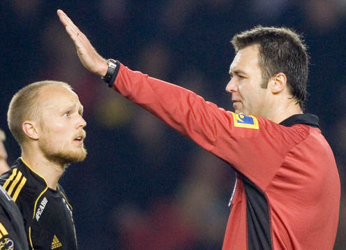 Nicklas Carlsson, AIK och Martin Ingvarsson, domare