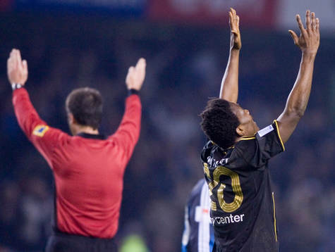 Martin Ingvarsson, domare och Derek Boateng, AIK
