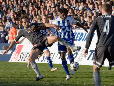Petter Furuseth Olsen stoppar Samuel Wowoah