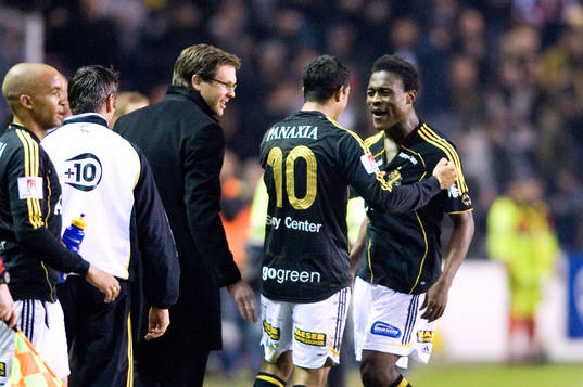 Derek Boateng springer ned och jublar hos Rikard Norling,