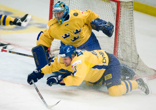 Stefan Liv, målvakt och Mattias Timander, Sverige