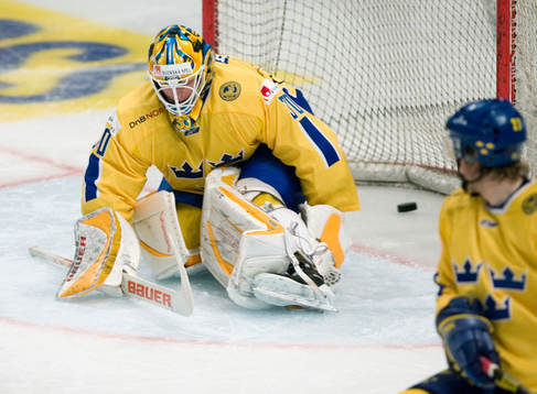 Johan Holmqvist, målvakt, Sverige släpper in 0-2