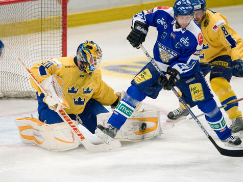 Johan Holmqvist, målvakt, Sverige och Timo Pärssinen,