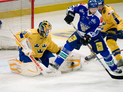 Johan Holmqvist, målvakt, Sverige och Timo Pärssinen,