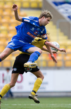 Fredrik Bryngelsson trycker ner en Hässleholms-spelare