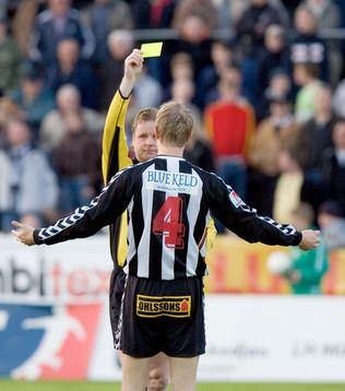 Johnny Lundbäck, domare. Gult kort, varning