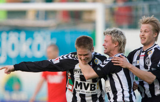 1-0 Johan Andersson, som här grattas av Håkan