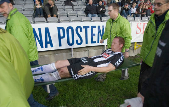 Jörgen Pettersson bars ut på bår