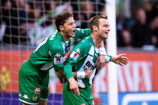 Paulinho Guará och Mikkel Jensen jublar