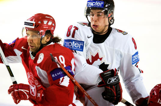 Sidney Crosby, Kanada, tacklar Kim Staal, Danmark