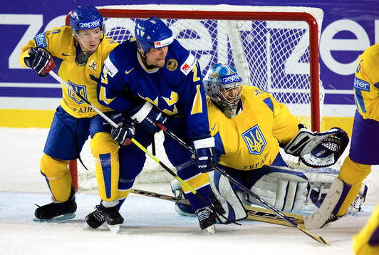 Ronnie Sundin kämpar framför Ukrainas målvakt och Yuriy