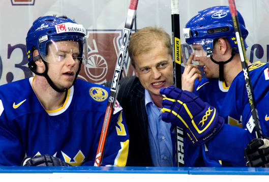 Fredrik Emvall, och Björn Melin klappas om av Bengt-Åke