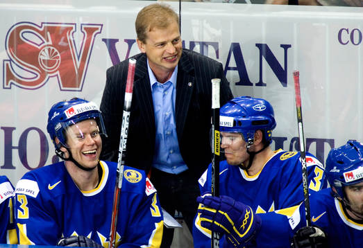 Fredrik Emvall, och Björn Melin klappas om av Bengt-Åke