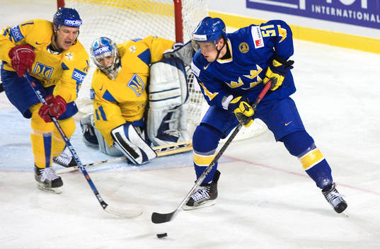 Mika Hannula snurrar främför Kostyantyn Simchuk,