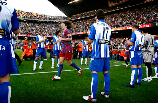Ligaästarna Barcelona blir applåderade av
