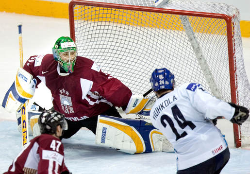 Jari Viuhkola gör 1-0 för Finland bakom Sergejs Naumov,
