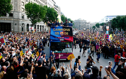 Spanska ligamästarna Barcelona i kortege, parad i buss