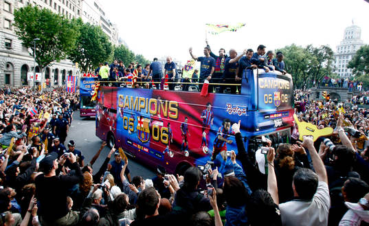 Spanska ligamästarna Barcelona i kortege, parad i buss