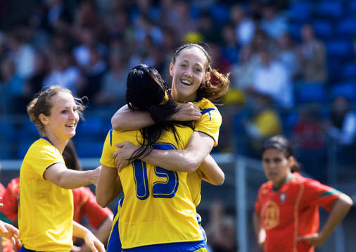 Lotta Schelin grattas av Therese Sjögran och