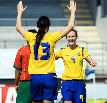 Lotta Schelin och tremålsskytten Therese Lundin, Sverige