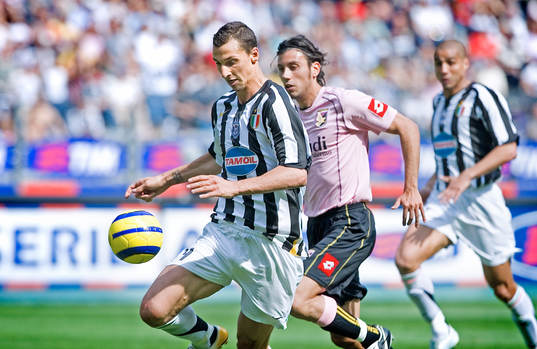 Zlatan Ibrahimovic får passningen och sticker mot mål
