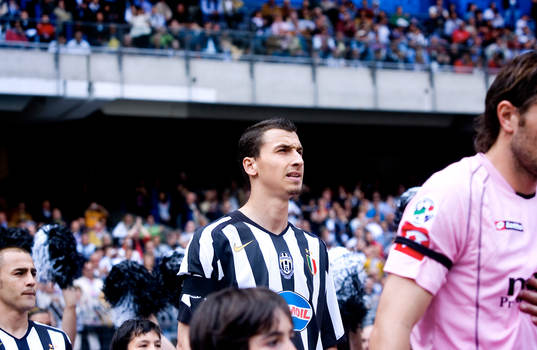 Zlatan Ibrahimovic gör entre på planen