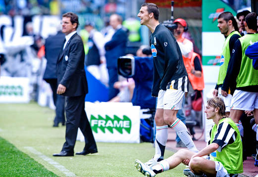 Zlatan Ibrahimovic hjälper Fabio Capello, tränare att