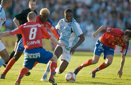 Edward Ofere - igen. Här röjer han bland HIF-försvararna