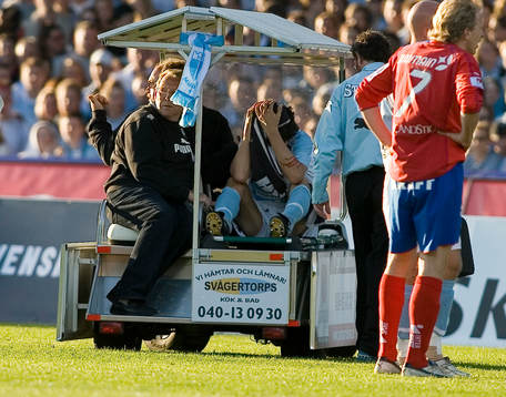 Jari Litmanen ut på bår
