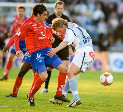 HIF:s Babis Stefanidis skjuter förbi Joakim Nilsson