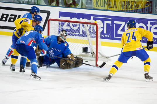 Andreas Karlsson, Sverige gör 1-0 bakom Jason Muzzatti,