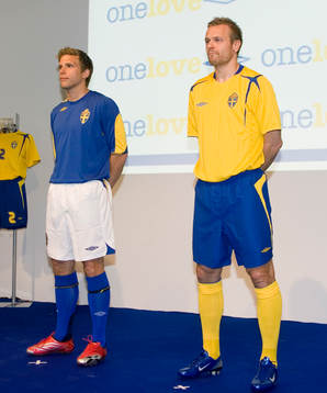 Anders Svensson och Mattias Jonson poserar i VM-dressen