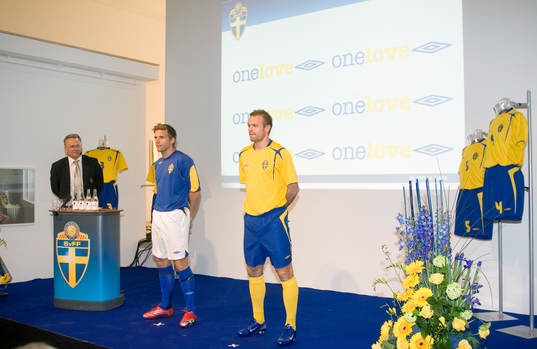 Anders Svensson och Mattias Jonson poserar i VM-dressen