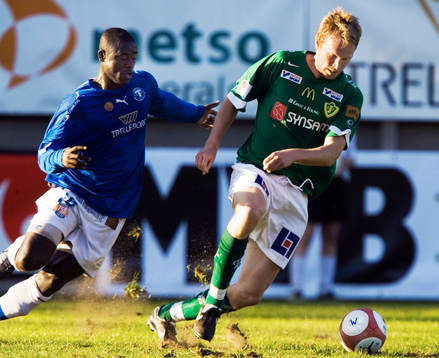 Jönköpings mittback tar bollen framför Trelleborgs