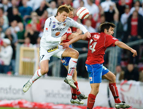 Viktor Elm i nickduell med Östers Tomas Backman
