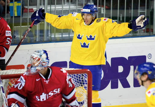 Joel Lundqvist bakom David Aebisher, målvakt