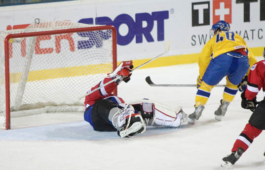 Henrik Zetterberg nätar på David Aebischer, målvakt