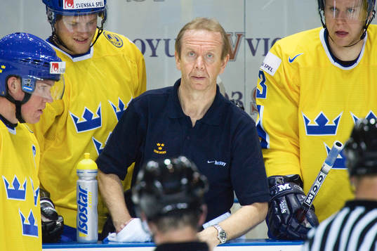 Matchen avbruten pga. dålig is. Funktionärer försöker