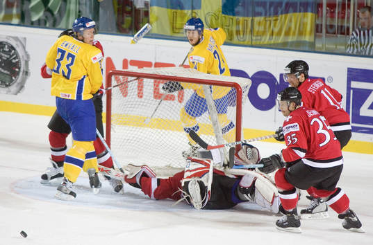 Fredrik Emvall och Andreas Karlsson attakerar David