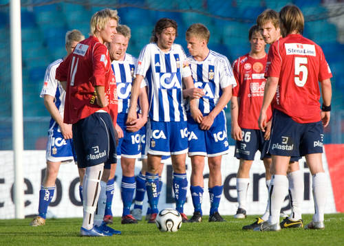 Karl Svensson, Göteborg, dirigerar muren. Försvar