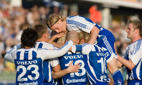 1-0 Pontus Wernbloom, som grattas