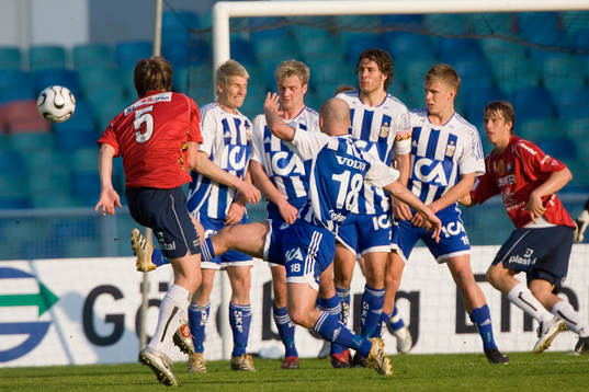 Anders Prytz underbara frispark som tar i krysset och ut,