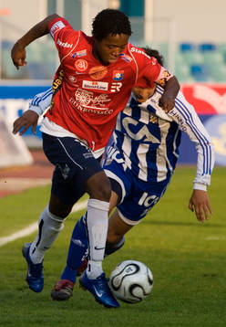 Boyd Mwila drar förbi Andreas Vasques