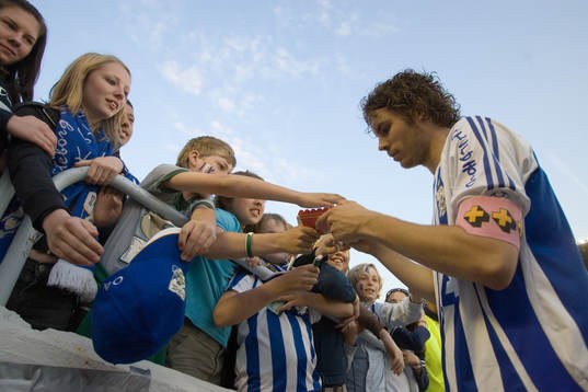 VM-spelaren Kalle Svensson skriver autografer