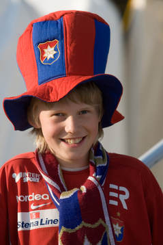 En ung Örgryte-supporter. Supporter, hatt, halsduk