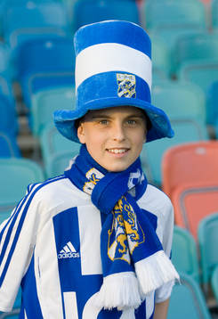 En ung IFK-supporter. Supporter, hatt, halsduk